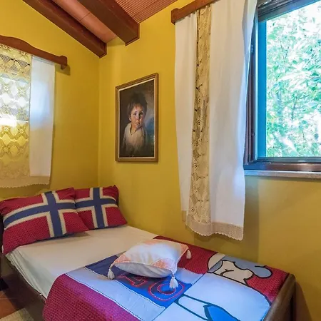 Feriehus Zlatkova Hiza Surrounded With Meadows And Vineyard *